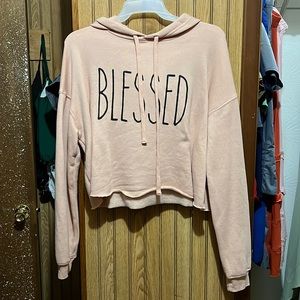 Cropped sweat shirt with hood.